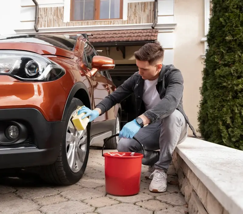 Lavage auto à domicile Allineuc : professionnel intervenant sur un véhicule